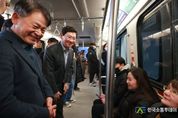 이상일 용인특례시장, 경천철 이용 시민들과 새해 인사 나눠