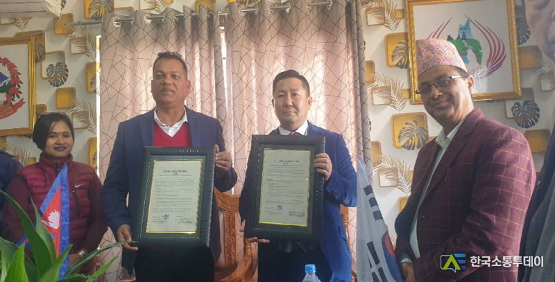 네팔 자파시장(좌)과 MOU체결 후 기념촬영하고 있는 박기훈 회장